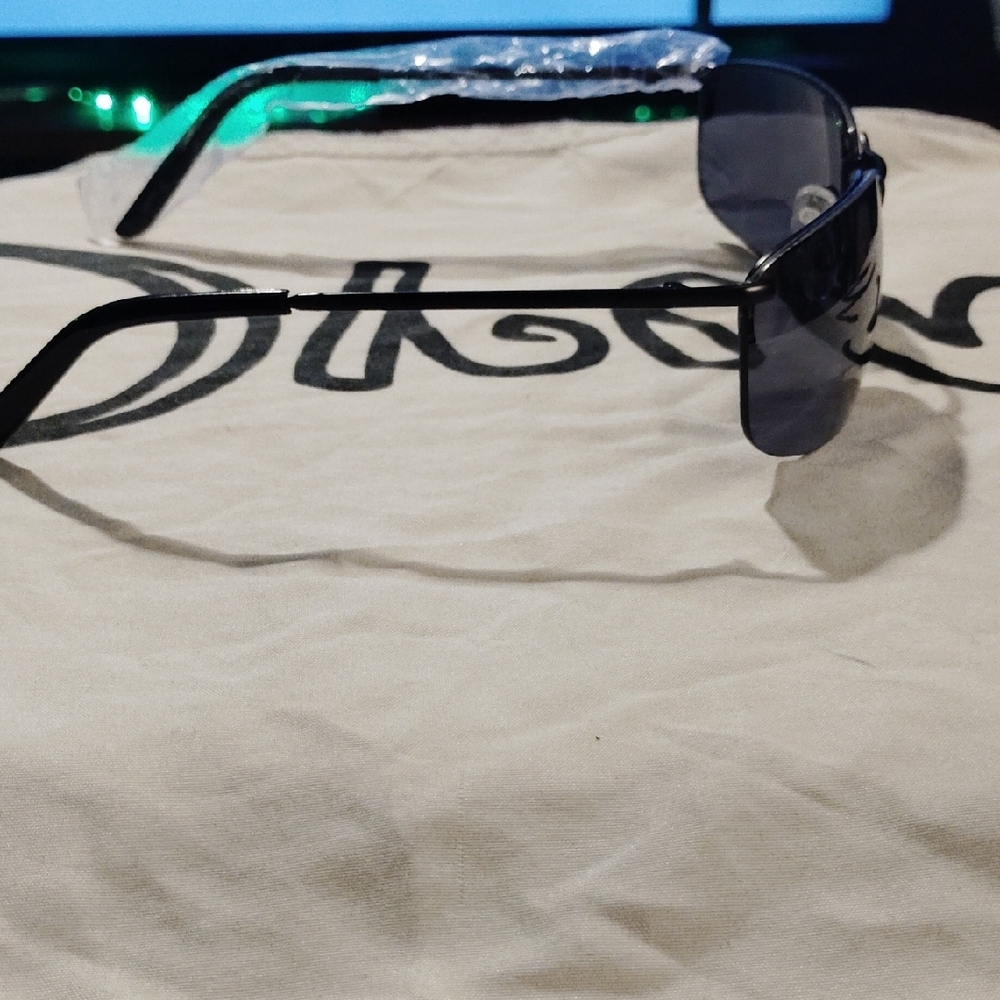 Stylish Black Men's Sunglasses - Picture 3 of 5